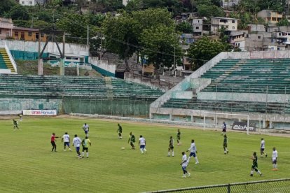 Jugadores de Esmeraldas Petrolero disputan el amistoso conmemorativo en el estadio Jorge Anderson, rodeados del fervor barrial y la memoria de un ascenso histórico.