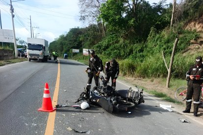 Agentes policiales inspeccionan la motocicleta siniestrada tras el accidente ocurrido en Vuelta Larga, Esmeraldas, que dejó gravemente herido al artista "Viejo Lango".