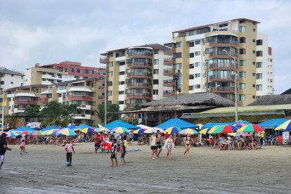 La playa de Tonsupa, escenario turístico habitual, fue también el entorno del trágico caso de una adolescente que murió al caer desde un noveno piso.