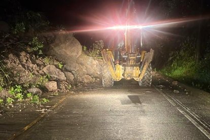 La vía estuvo bloqueada tras un deslizamiento de tierra.
