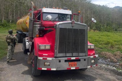 Personal militar inspecciona un tráiler con tanque de combustible en zona rural de Esmeraldas, tras operativo por perforación clandestina del poliducto.