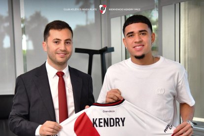 River Plate arropa a Kendry Páez en sus primeras horas en Buenos Aires.