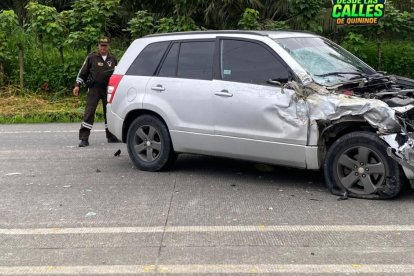 Vehículo liviano tipo Vitara quedó con graves daños en la parte frontal tras el choque con un bus escolar en la vía Quinindé–Santo Domingo.