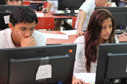 Aspirantes rindiendo evaluación para obtener un cupo para estudiar en institutos superiores públicos y conservatorios