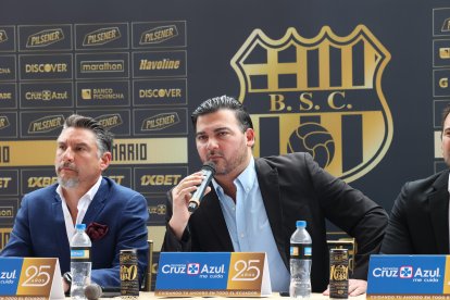 Montalvo (izq.) tomó por subrogancia la presidencia del Barcelona SC que dejó Álvarez de forma temporal.