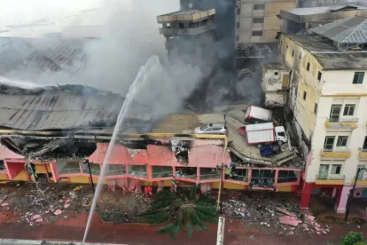 El incendio de Multicomercio, en el centro de Guayaquil, fue devastado por las llamas.