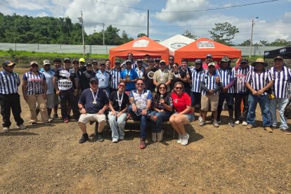Los 38 deportistas que participaron en el Torneo Perla del Amor posan en las nuevas instalaciones del Club Riberas del Lago, en la vía a la Costa.