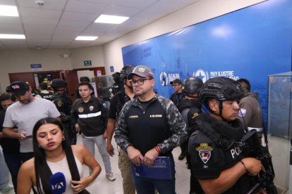La Policía Nacional interviene en instalaciones de Segura EP, en Guayaquil, con el ministro John Reimberg (c) al frente.