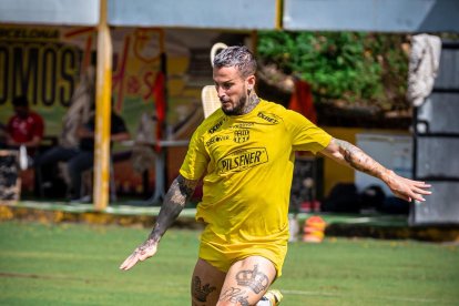 Darío Benedetto tendría minutos ante Argentino Jrs.