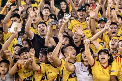 Hinchas de Barcelona hacen malabares para ir a la Libertadores tras el feriado.