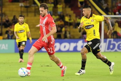 Tomás Molina (i) de Argentinos controla un balón este miércoles, en un partido de la segunda fase de clasificación de la Copa Libertadores entre Barcelona y Argentinos Juniors, en el estadio Monumental de Guayaquil.