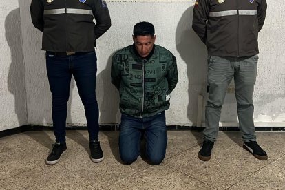 El sujeto fue ubicado mientras veía un evento dentro de un coliseo.