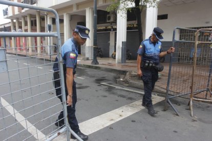 El Municipio de Guayaquil autorizó el ingreso controlado a residentes y comerciantes de los alrededores del edificio, mientras la zona continúa acordonada por seguridad.
