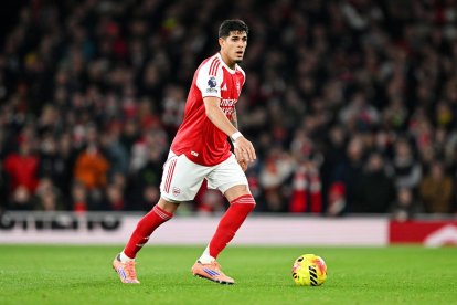 Piero Hincapié es titular en la defensa de Arsenal.