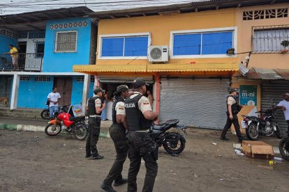 Agentes de la Policía Nacional realizan el levantamiento de indicios en el sector El Gallinero, centro de Esmeraldas, tras el ataque armado registrado la noche del 21 de febrero.
