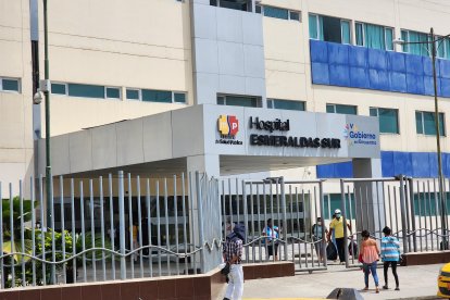 Fachada del Hospital Delfina Torres de Concha, donde ingresaron los dos jóvenes heridos tras el ataque armado registrado en el sector San Jorge Bajo.