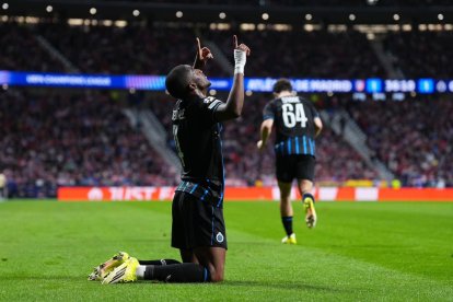 El defensor ecuatoriano se redimió tras un autogol en Bélgica y marcó ante Atlético en el Metropolitano.