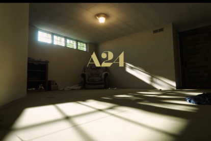 El primer tráiler oficial de Backrooms sumerge al espectador en pasillos interminables y perturbadores, marcando el salto del terror liminal de internet al cine