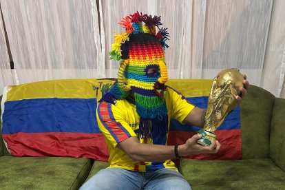 Briones habitúa alentar a la Tricolor usando una máscara del Diablo Huma y una réplica del trofeo del Mundial.