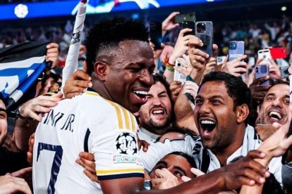 Vinicius Junior anotó uno de los dos tantos con los que Real Madrid venció 2-1 al Benfica para clasificarse as octavos de final.