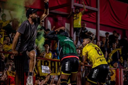 Céliz festejando con la hinchada de Barcelona SC en Buenos Aires.