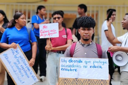 Una estudiante sostiene un cartel durante el plantón realizado en los exteriores de la Universidad Técnica Luis Vargas Torres.