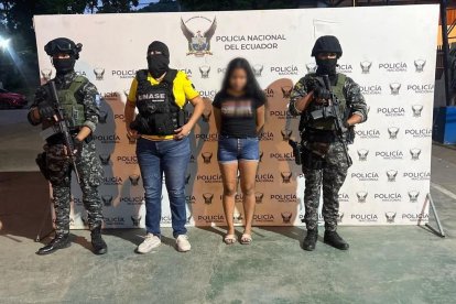 Agentes de la Policía Nacional y de la Unidad Antisecuestros (UNASE) presentan a una de las mujeres aprehendidas por presunta extorsión digital en Esmeraldas