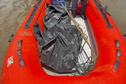 Bomberos de Quinindé recuperan un cuerpo en el río Esmeraldas, a la altura de Majua, durante un operativo con apoyo policial y presencia ciudadana.