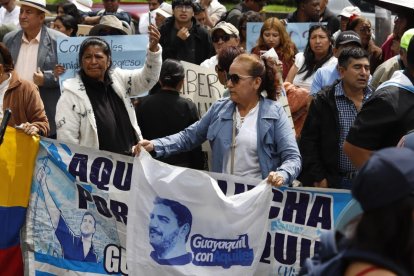 Simpatizantes de Aquiles Álvarez en Quito, mientras avanzaba audiencia en el Complejo Judicial Norte.