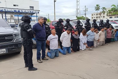 El exasambleísta (de pie), es uno de las 13 personas aprehendidas en el operativo realizado en tres provincias.