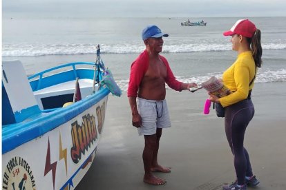 Dilcia ofrece con alegría el Diario EXTRA en la playa o en los barrios.