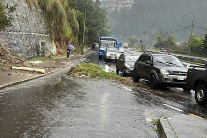 Cierres viales por lluvias en Quito.