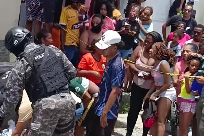 Vecinos y familiares se aglomeraron en la calle Zamora, mientras la Policía acordonaba el área del crimen y levantaba indicios sobre el asesinato del adolescente.