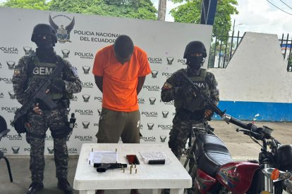 La Policía Nacional del Ecuador presentó la aprehensión en flagrancia de un ciudadano en Borbón, Esmeraldas, junto con las evidencias incautadas.