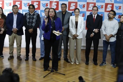 Gabriela Rivadeneira lideró la rueda de prensa con sus coidearios.