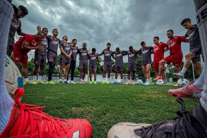 La plantilla de Barcelona SC durante su primera práctica en suelo brasileño previo al partido ante Botafogo.