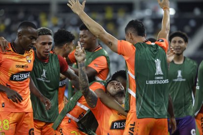 Jugadores de Barcelona SC celebran el gol de Milton Celiz.