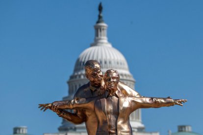 La estatua recrea la famosa escena de Titanic, pero con Donald Trump y Jeffrey Epstein en lugar de los protagonistas