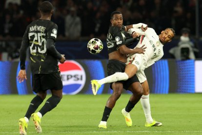 Pacho (i) contuvo con su marca personal al delantero Joao Pedro.