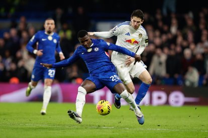 Moisés Caicedo es titular fijo en la volante de Chelsea.