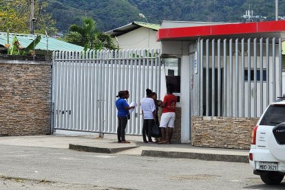 Familiares esperan con dolor y resignación la entrega de los cuerpos afuera del Centro Forense de Esmeraldas, tras la jornada marcada por la violencia.