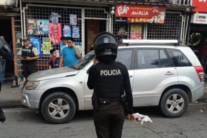 La Policía llegó al lugar de los hechos para recabar indicios e iniciar las investigaciones.