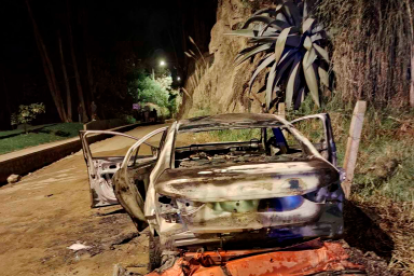 En las calles de la Bandera Nacional y del Escudo Nacional hallaron este carro incinerado.