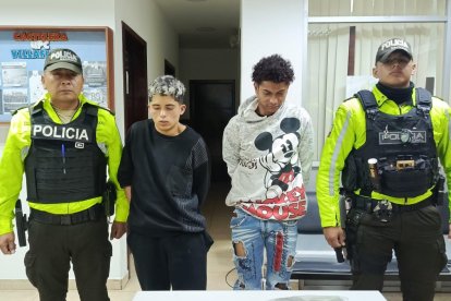 Los familiares de los sospechosos trataron de impedir su arresto.