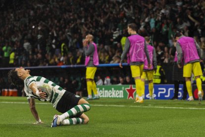 Maxi Araujo (i) celebra uno de los cinco tantos del Sporting ante el lamento de los jugadores del Bodo.