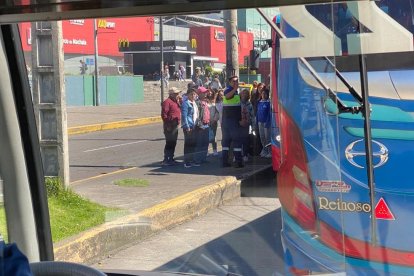 Los usuarios de algunas unidades tuvieron que descender por la emergencia.