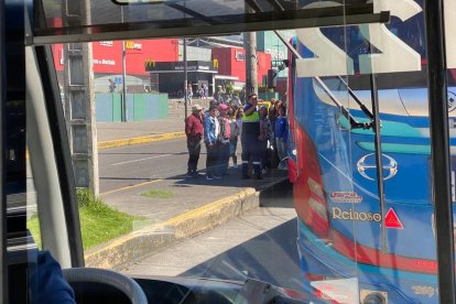 Los usuarios de algunas unidades tuvieron que descender por la emergencia.