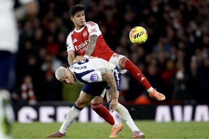 Piero Hincapié será titular en la defensa de Arsenal.