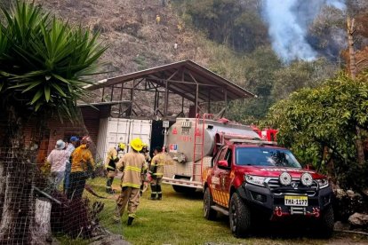 Los ‘casacas rojas’ trabajaron sin descanso durante siete días para controlar el incendio forestal en Lligua.