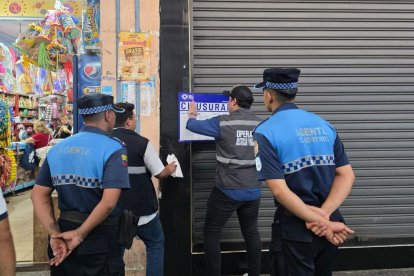 Agentes de Segura EP y Bomberos durante el operativo interinstitucional en el sector centro.